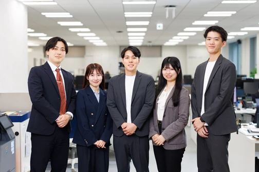 審査を担当する社員5名