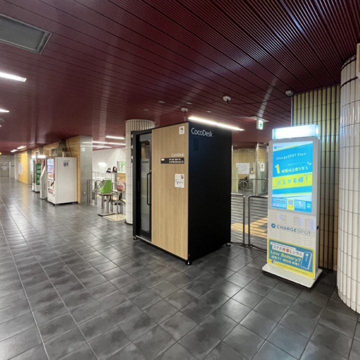 【提携】CocoDesk  麻布十番駅(都営地下鉄)　大江戸線 改札付近