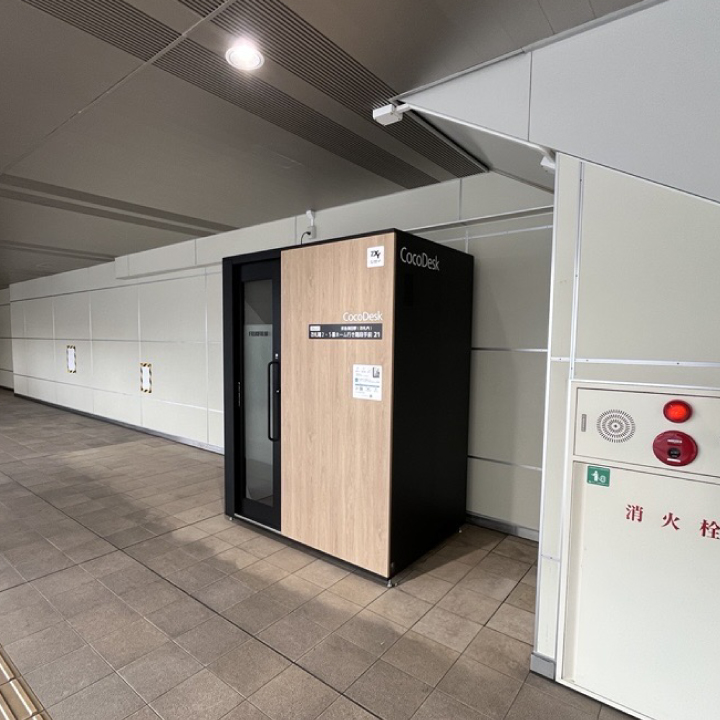 【提携】CocoDesk 京急蒲田駅(改札内)　改札階 2・5番ホーム行き階段手